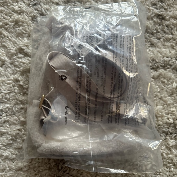 Lululemon City Adventurer Backpack Micro 3L Fleece - Picture 2 of 4